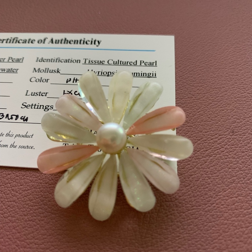 White Freshwater Pearl 7.4mm flower brooch in stainless gold